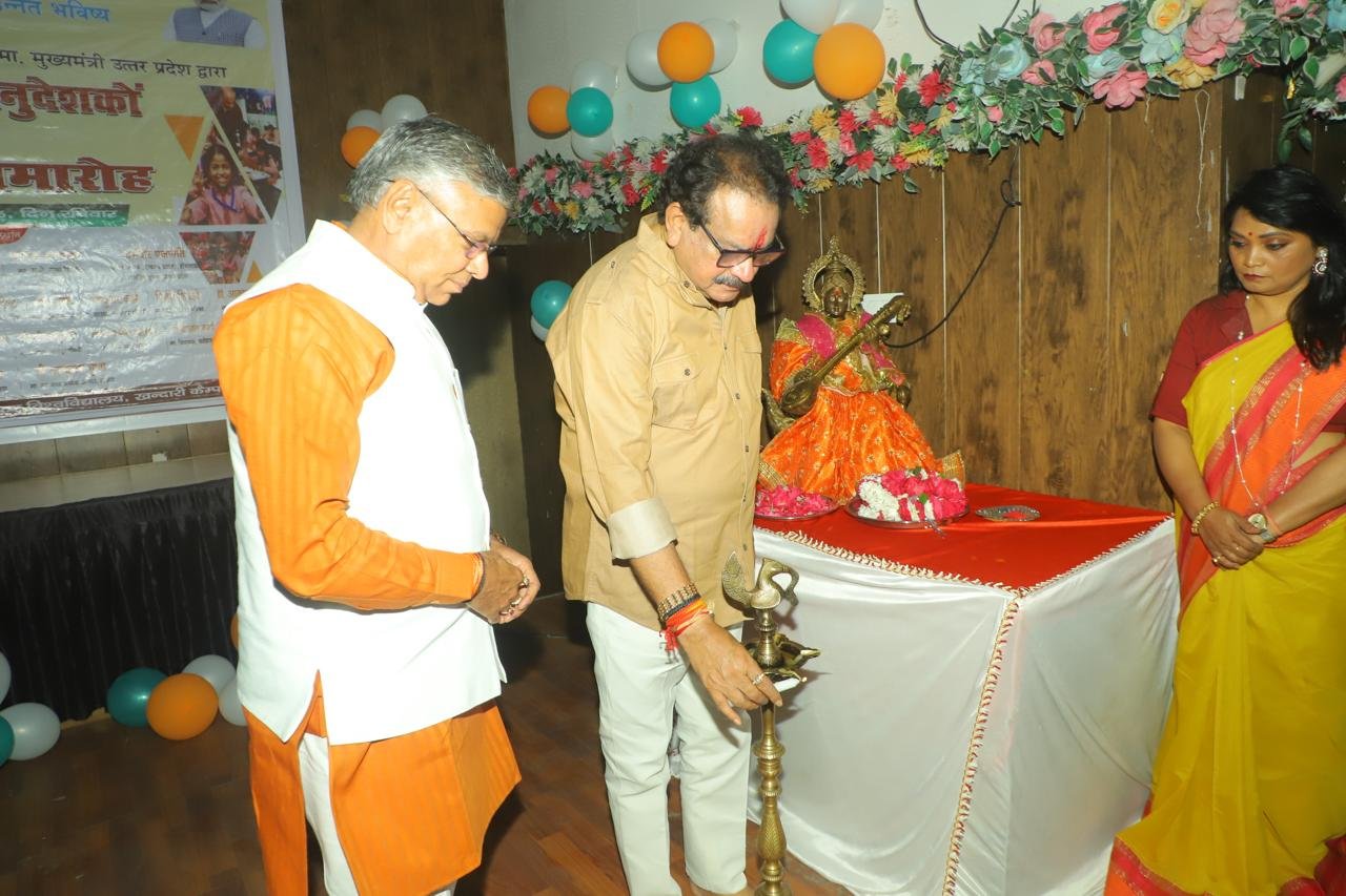 Union Minister Prof. S.P. Singh Baghel and Home Guard & Civil Defence Minister Dharmveer Prajapati jointly lighting the ceremonial lamp during the Instructor Honour Ceremony in Agra