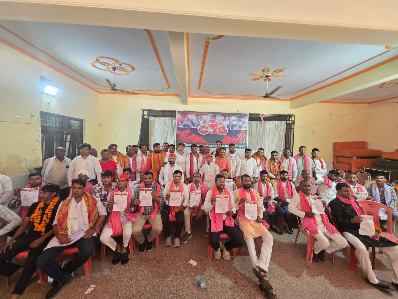 Samajwadi Party leaders and workers during Fatehabad Assembly executive expansion program at Vishwanath Garden in Agra