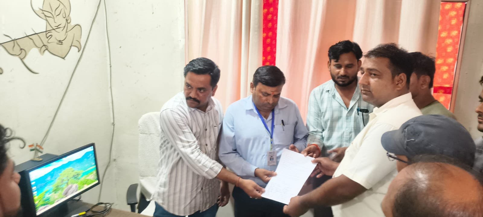 Toll employees protest at Agra-Lucknow Expressway Fatehabad toll plaza and submit memorandum to management over working hours and wage issues