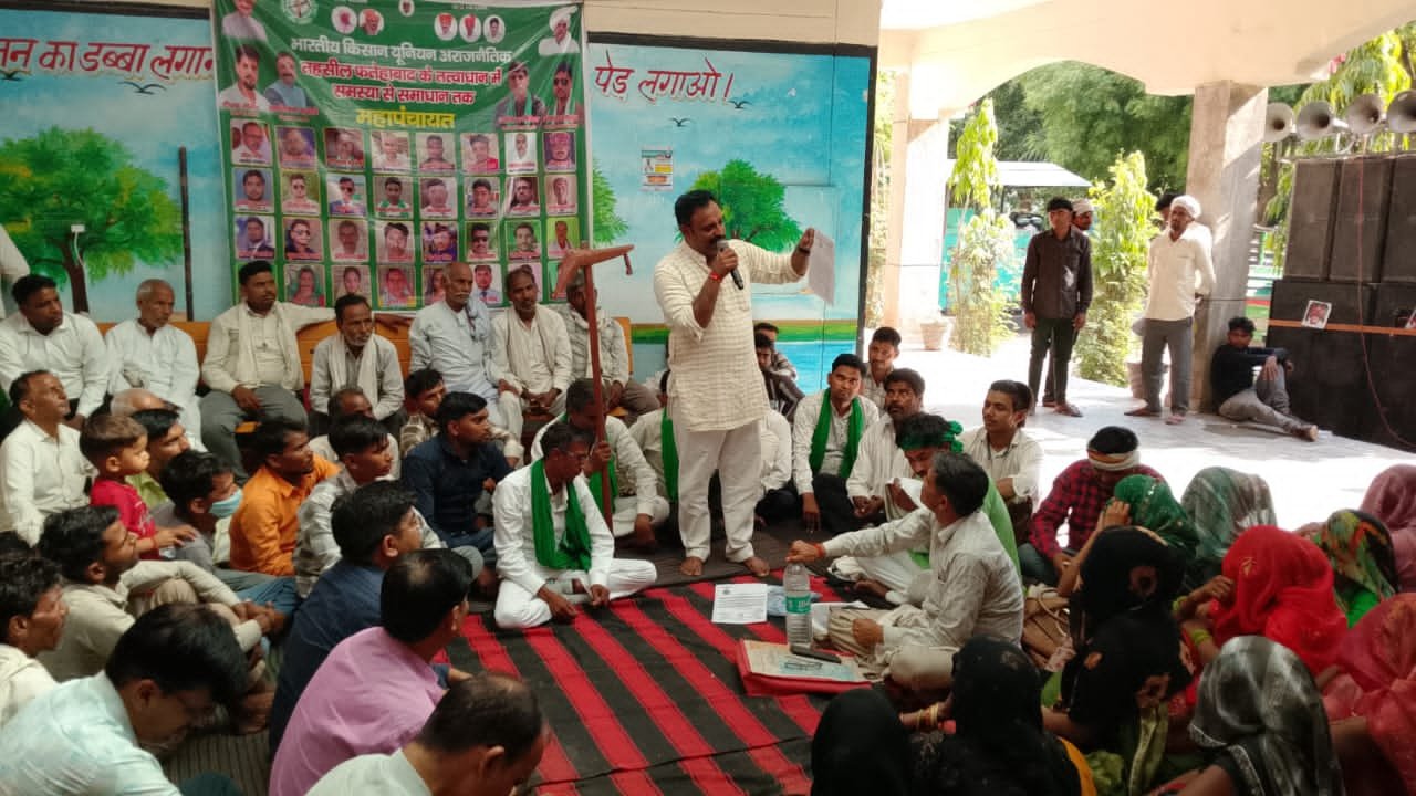 Farmers participating in Bharatiya Kisan Union Mahapanchayat at Fatehabad Tehsil campus