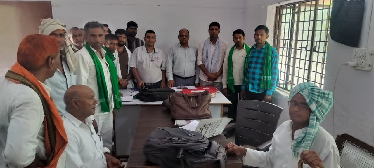 Bhartiya Kisan Union Arajnaitik leaders and farmers meeting Chakbandi department officials in Fatehabad regarding concerns over the consolidation process