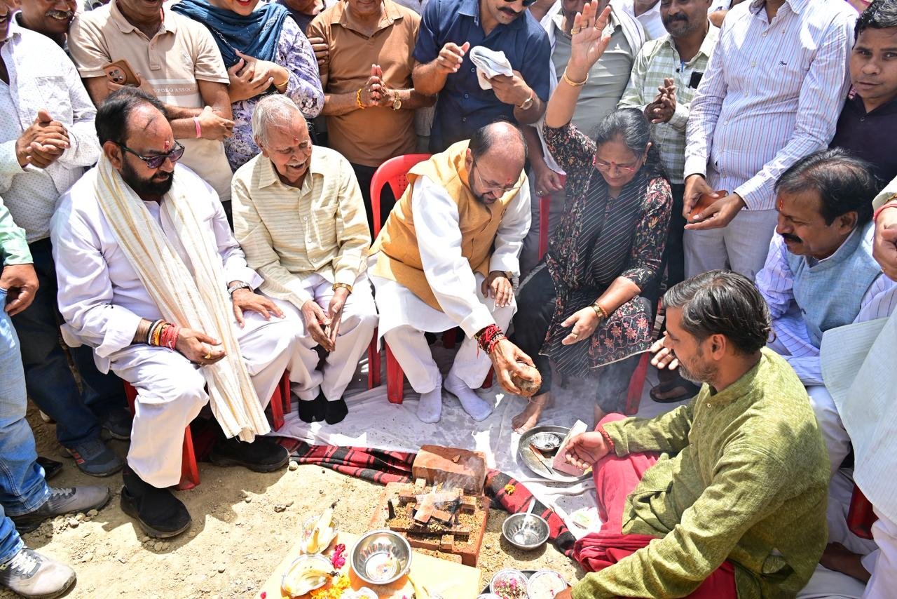Cabinet Minister Yogendra Upadhyay performs the Bhoomi Pujan ceremony for the new indoor mini stadium at Government Inter College (GIC) in Agra.
