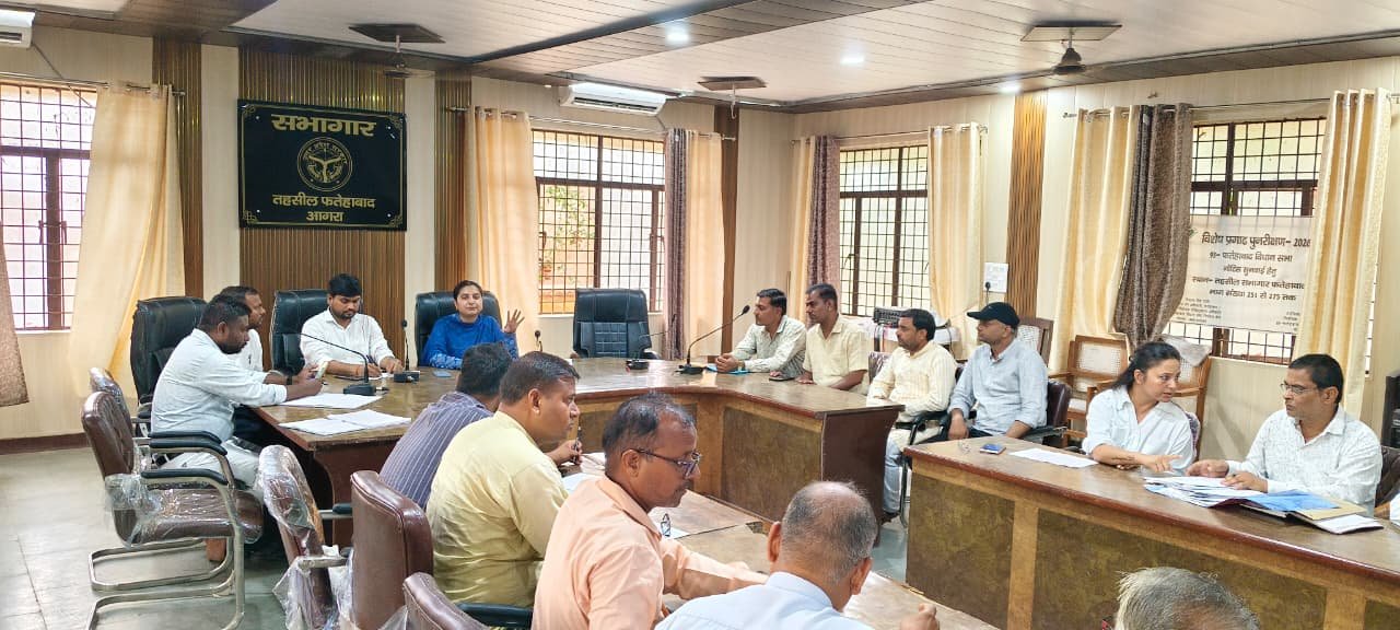 SDM Swati Sharma discusses booth rationalisation proposals with representatives of registered political parties in Fatehabad Assembly constituency.